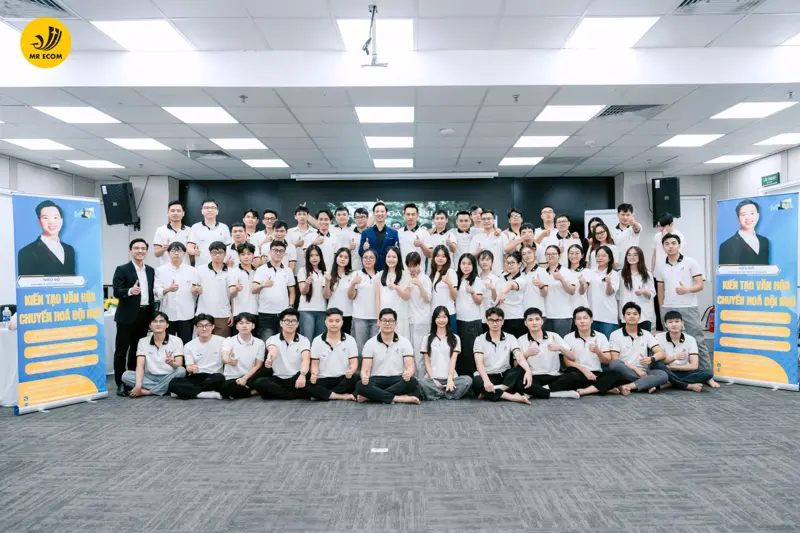 Ảnh tập thể đội ngũ MR Ecom cùng giảng viên
