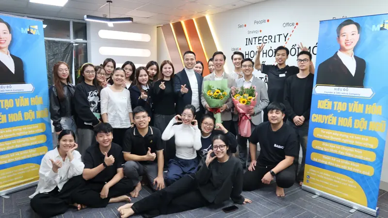 Học viên tặng hoa giảng viên Hiếu Đỗ sau buổi học