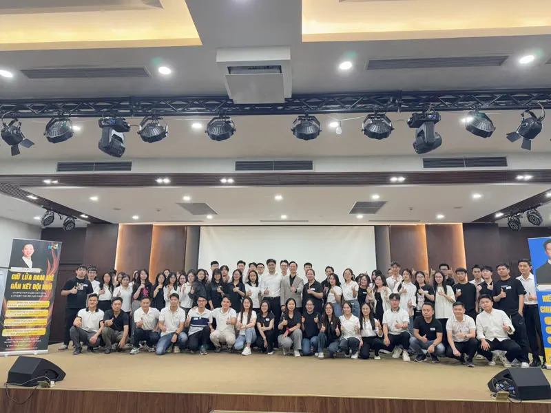 Ảnh tập thể đội ngũ đông người trong hội trường